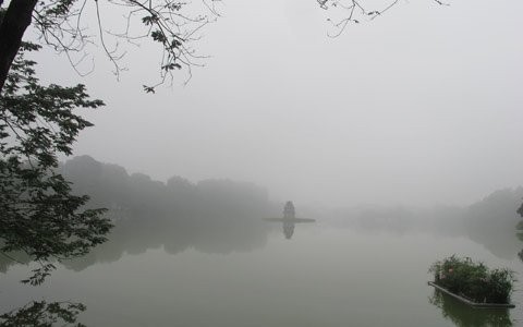 Tháp Hồ Gươm chìm trong màn sương sớm.